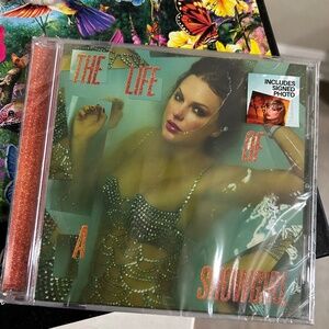 Sealed Taylor swift life of a showgirl signed photo 1